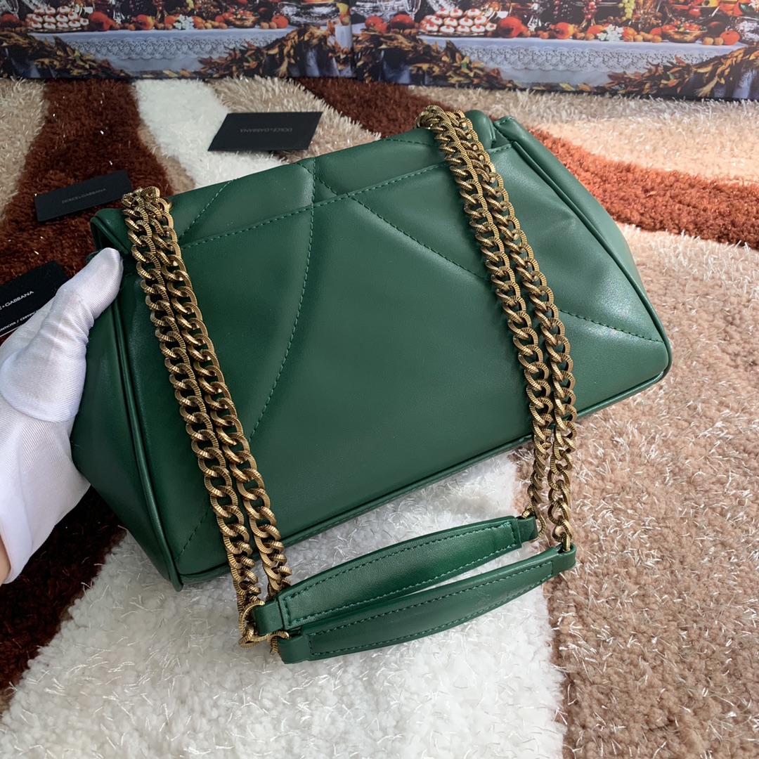 550💰 【Dolce & Gabbana 杜嘉班纳】款号：4159原单 进口牛皮斜挎包 系列绗缝斜挎包正面翻盖设计 点缀手工打造的徽标爱心珠宝金属合金饰件 镶嵌珍珠装饰 隐藏式按扣开合  搭配Devotion徽标拉袢 纳帕牛皮衬里 点缀爱心饰件 size：25.5*8.5*17cm