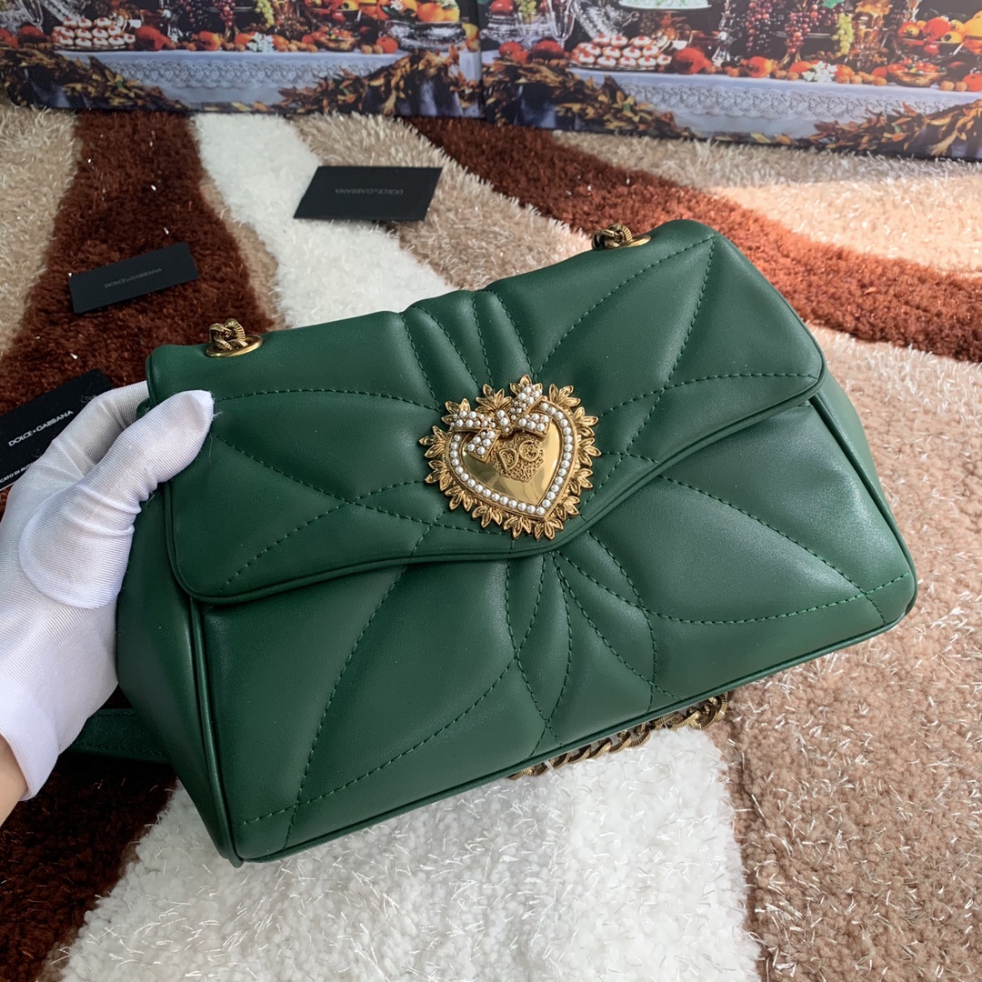 550💰 【Dolce & Gabbana 杜嘉班纳】款号：4159原单 进口牛皮斜挎包 系列绗缝斜挎包正面翻盖设计 点缀手工打造的徽标爱心珠宝金属合金饰件 镶嵌珍珠装饰 隐藏式按扣开合  搭配Devotion徽标拉袢 纳帕牛皮衬里 点缀爱心饰件 size：25.5*8.5*17cm