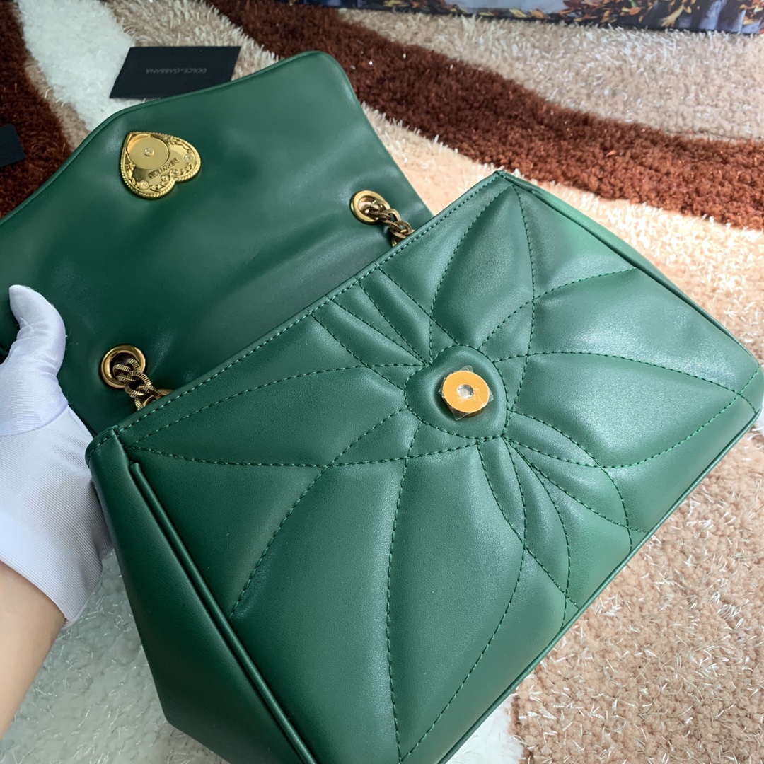 550💰 【Dolce & Gabbana 杜嘉班纳】款号：4159原单 进口牛皮斜挎包 系列绗缝斜挎包正面翻盖设计 点缀手工打造的徽标爱心珠宝金属合金饰件 镶嵌珍珠装饰 隐藏式按扣开合  搭配Devotion徽标拉袢 纳帕牛皮衬里 点缀爱心饰件 size：25.5*8.5*17cm