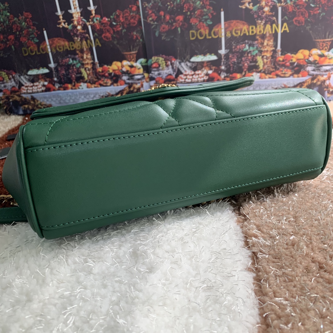 550💰 【Dolce & Gabbana 杜嘉班纳】款号：4159原单 进口牛皮斜挎包 系列绗缝斜挎包正面翻盖设计 点缀手工打造的徽标爱心珠宝金属合金饰件 镶嵌珍珠装饰 隐藏式按扣开合  搭配Devotion徽标拉袢 纳帕牛皮衬里 点缀爱心饰件 size：25.5*8.5*17cm