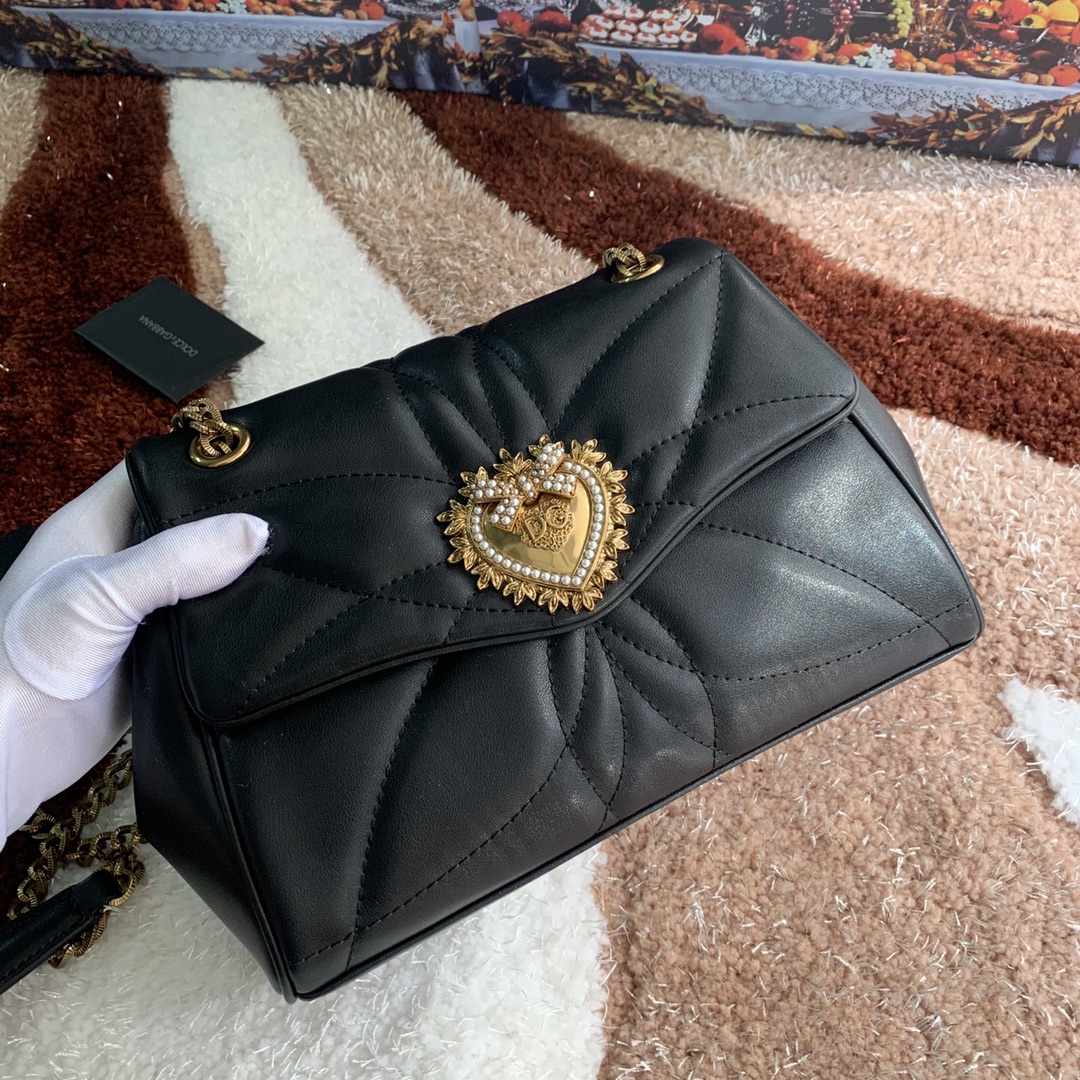 550💰 【Dolce & Gabbana 杜嘉班纳】款号：4159原单 进口牛皮斜挎包 系列绗缝斜挎包正面翻盖设计 点缀手工打造的徽标爱心珠宝金属合金饰件 镶嵌珍珠装饰 隐藏式按扣开合  搭配Devotion徽标拉袢 纳帕牛皮衬里 点缀爱心饰件 size：25.5*8.5*17cm