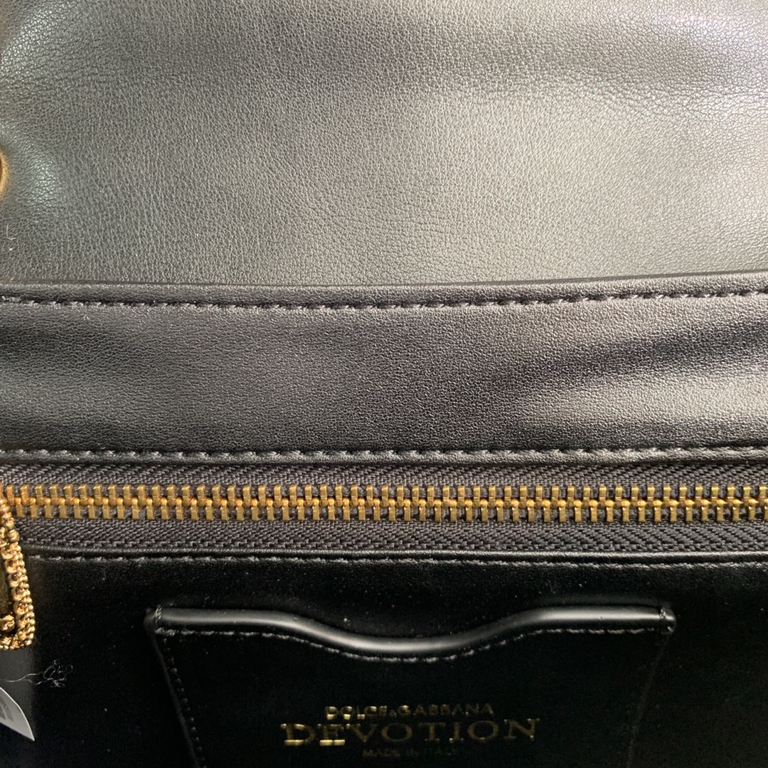 550💰 【Dolce & Gabbana 杜嘉班纳】款号：4159原单 进口牛皮斜挎包 系列绗缝斜挎包正面翻盖设计 点缀手工打造的徽标爱心珠宝金属合金饰件 镶嵌珍珠装饰 隐藏式按扣开合  搭配Devotion徽标拉袢 纳帕牛皮衬里 点缀爱心饰件 size：25.5*8.5*17cm