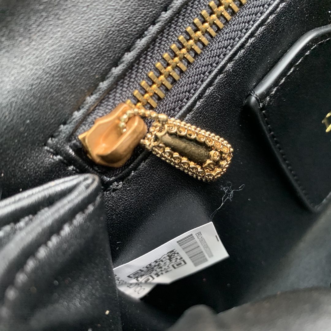 550💰 【Dolce & Gabbana 杜嘉班纳】款号：4159原单 进口牛皮斜挎包 系列绗缝斜挎包正面翻盖设计 点缀手工打造的徽标爱心珠宝金属合金饰件 镶嵌珍珠装饰 隐藏式按扣开合  搭配Devotion徽标拉袢 纳帕牛皮衬里 点缀爱心饰件 size：25.5*8.5*17cm