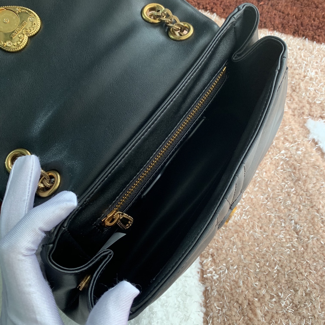 550💰 【Dolce & Gabbana 杜嘉班纳】款号：4159原单 进口牛皮斜挎包 系列绗缝斜挎包正面翻盖设计 点缀手工打造的徽标爱心珠宝金属合金饰件 镶嵌珍珠装饰 隐藏式按扣开合  搭配Devotion徽标拉袢 纳帕牛皮衬里 点缀爱心饰件 size：25.5*8.5*17cm