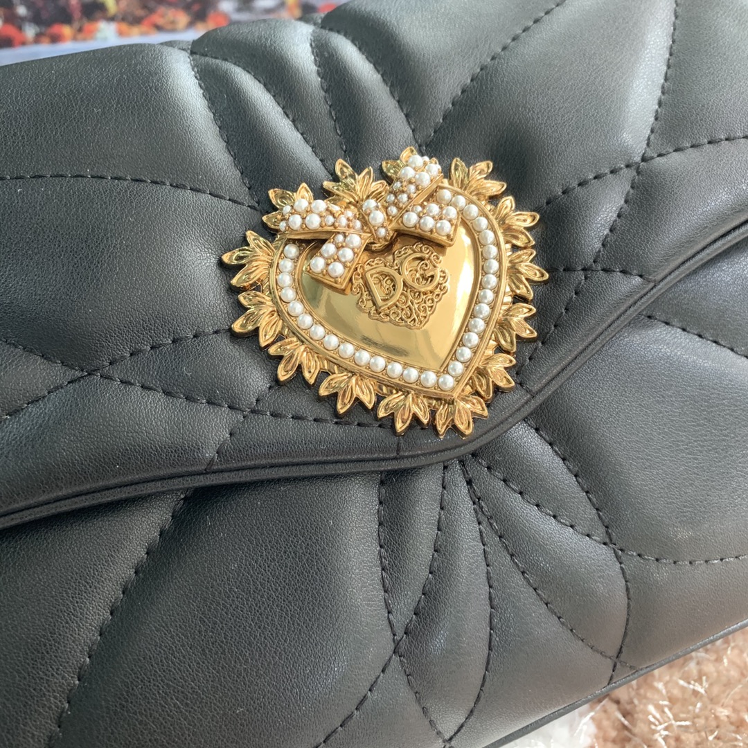 550💰 【Dolce & Gabbana 杜嘉班纳】款号：4159原单 进口牛皮斜挎包 系列绗缝斜挎包正面翻盖设计 点缀手工打造的徽标爱心珠宝金属合金饰件 镶嵌珍珠装饰 隐藏式按扣开合  搭配Devotion徽标拉袢 纳帕牛皮衬里 点缀爱心饰件 size：25.5*8.5*17cm