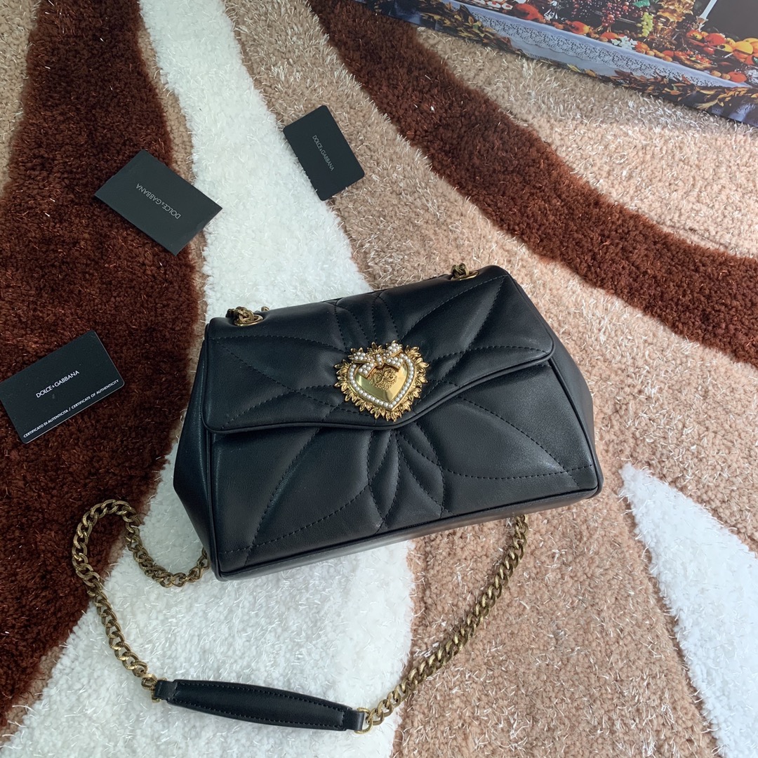 550💰 【Dolce & Gabbana 杜嘉班纳】款号：4159原单 进口牛皮斜挎包 系列绗缝斜挎包正面翻盖设计 点缀手工打造的徽标爱心珠宝金属合金饰件 镶嵌珍珠装饰 隐藏式按扣开合  搭配Devotion徽标拉袢 纳帕牛皮衬里 点缀爱心饰件 size：25.5*8.5*17cm