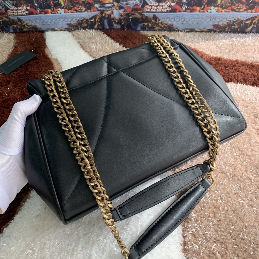 550💰 【Dolce & Gabbana 杜嘉班纳】款号：4159原单 进口牛皮斜挎包 系列绗缝斜挎包正面翻盖设计 点缀手工打造的徽标爱心珠宝金属合金饰件 镶嵌珍珠装饰 隐藏式按扣开合  搭配Devotion徽标拉袢 纳帕牛皮衬里 点缀爱心饰件 size：25.5*8.5*17cm