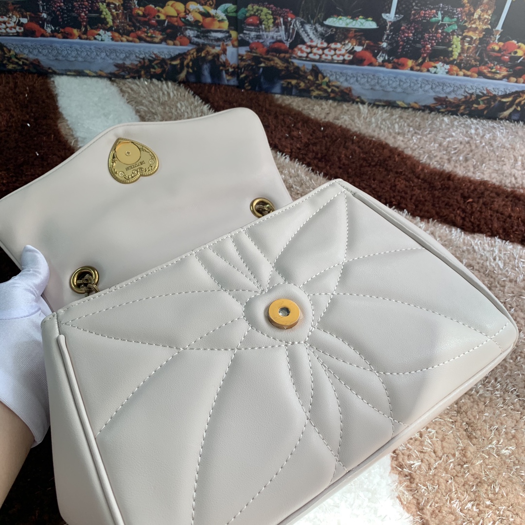 [Dolce & Gabbana] Style number: 4159 Original imported cowhide crossbody bag series quilted crossbody bag front flap design embellished with handmade logo love jewelry metal alloy accessories inlaid with pearl decoration hidden snap closure with Devotion logo pull tab Nappa cowhide lining embellished with love accessories size: 25.5*8.5*17cm photo 1