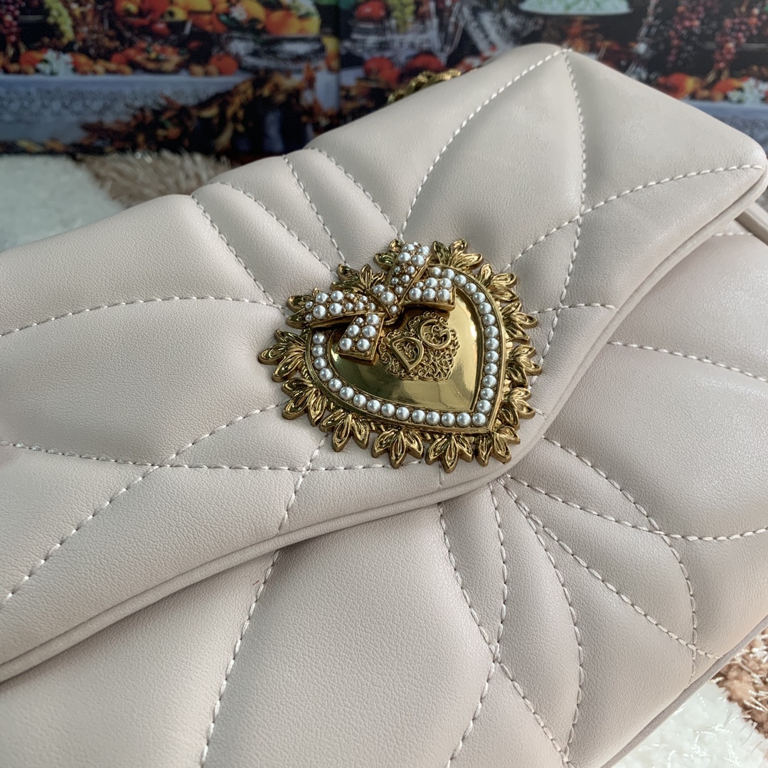 [Dolce & Gabbana] Style number: 4159 Original imported cowhide crossbody bag series quilted crossbody bag front flap design embellished with handmade logo love jewelry metal alloy accessories inlaid with pearl decoration hidden snap closure with Devotion logo pull tab Nappa cowhide lining embellished with love accessories size: 25.5*8.5*17cm photo 2