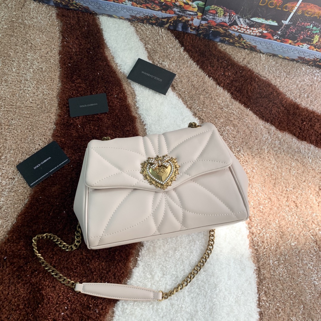[Dolce & Gabbana] Style number: 4159 Original imported cowhide crossbody bag series quilted crossbody bag front flap design embellished with handmade logo love jewelry metal alloy accessories inlaid with pearl decoration hidden snap closure with Devotion logo pull tab Nappa cowhide lining embellished with love accessories size: 25.5*8.5*17cm