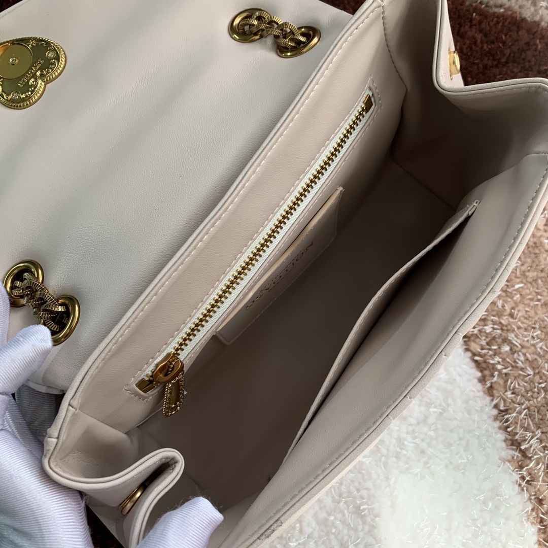 [Dolce & Gabbana] Style number: 4159 Original imported cowhide crossbody bag series quilted crossbody bag front flap design embellished with handmade logo love jewelry metal alloy accessories inlaid with pearl decoration hidden snap closure with Devotion logo pull tab Nappa cowhide lining embellished with love accessories size: 25.5*8.5*17cm photo 4