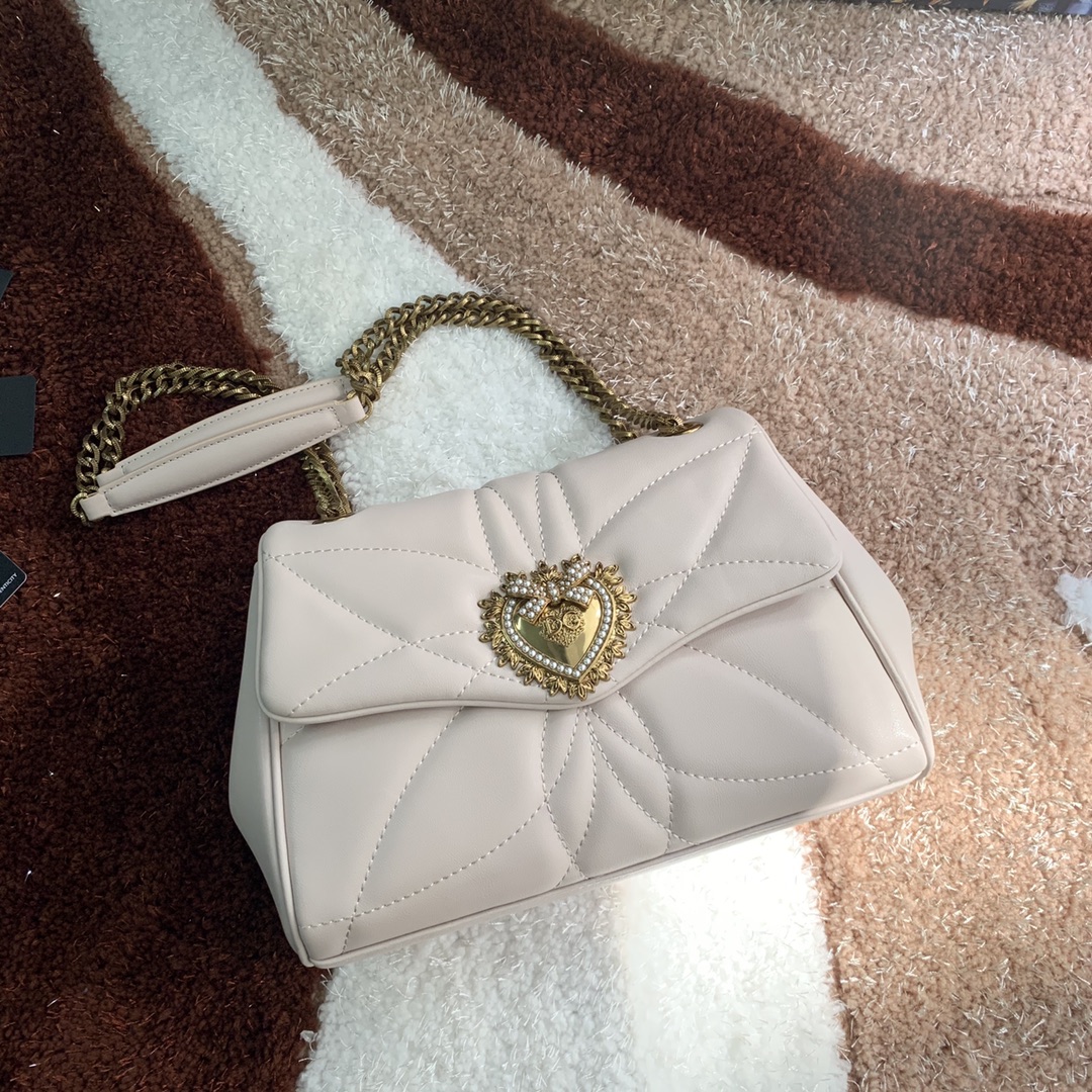 [Dolce & Gabbana] Style number: 4159 Original imported cowhide crossbody bag series quilted crossbody bag front flap design embellished with handmade logo love jewelry metal alloy accessories inlaid with pearl decoration hidden snap closure with Devotion logo pull tab Nappa cowhide lining embellished with love accessories size: 25.5*8.5*17cm photo 5