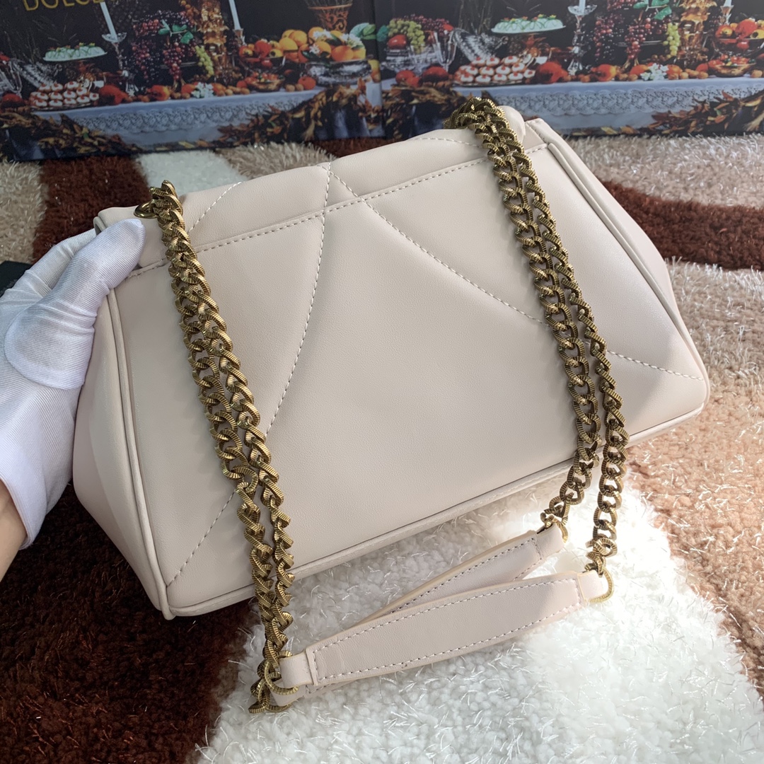 [Dolce & Gabbana] Style number: 4159 Original imported cowhide crossbody bag series quilted crossbody bag front flap design embellished with handmade logo love jewelry metal alloy accessories inlaid with pearl decoration hidden snap closure with Devotion logo pull tab Nappa cowhide lining embellished with love accessories size: 25.5*8.5*17cm photo 6
