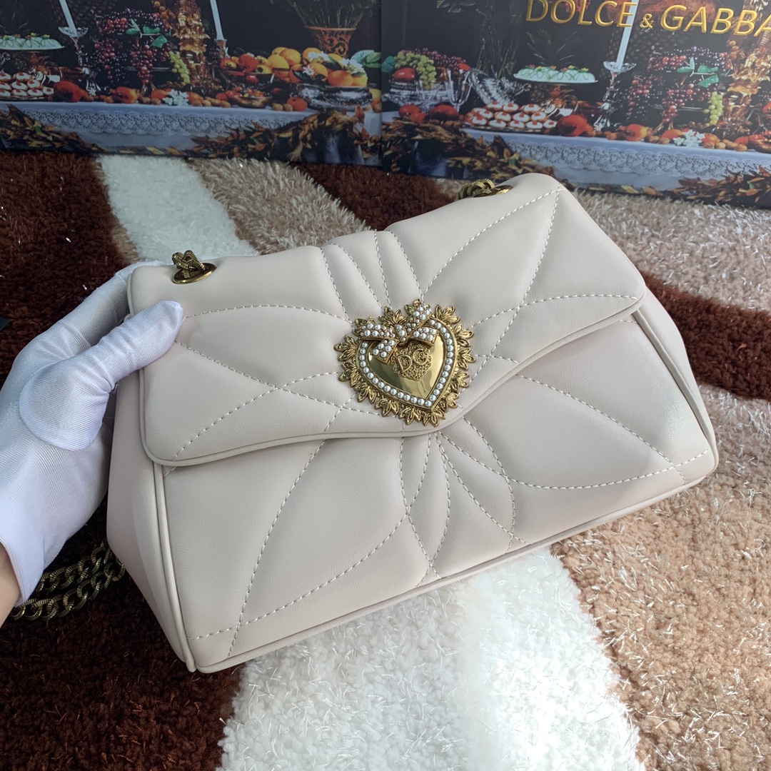[Dolce & Gabbana] Style number: 4159 Original imported cowhide crossbody bag series quilted crossbody bag front flap design embellished with handmade logo love jewelry metal alloy accessories inlaid with pearl decoration hidden snap closure with Devotion logo pull tab Nappa cowhide lining embellished with love accessories size: 25.5*8.5*17cm photo 7