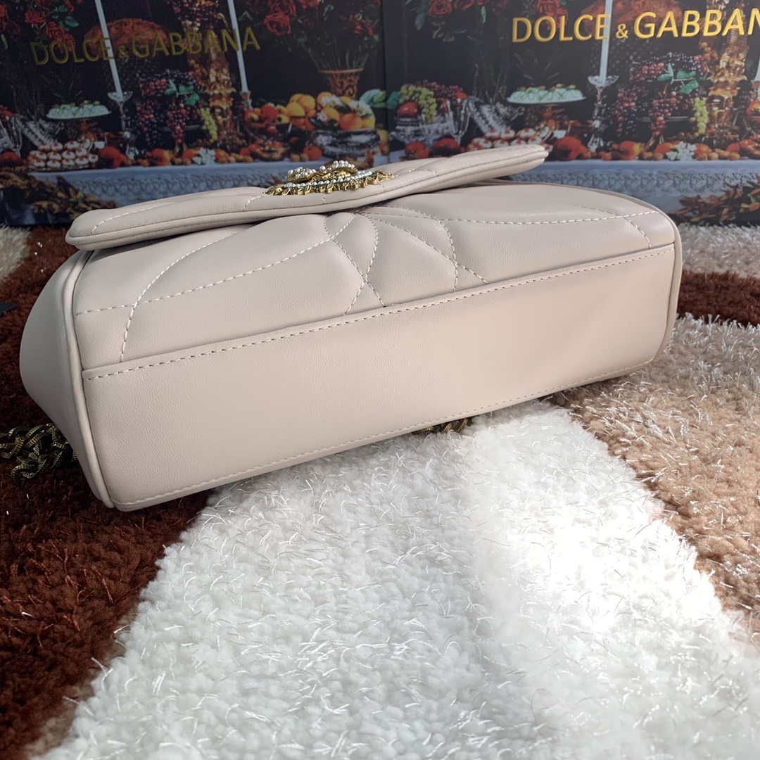 [Dolce & Gabbana] Style number: 4159 Original imported cowhide crossbody bag series quilted crossbody bag front flap design embellished with handmade logo love jewelry metal alloy accessories inlaid with pearl decoration hidden snap closure with Devotion logo pull tab Nappa cowhide lining embellished with love accessories size: 25.5*8.5*17cm photo 8