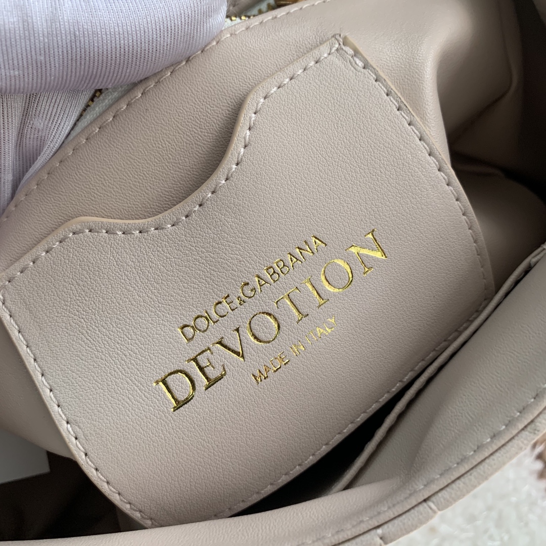 [Dolce & Gabbana] Style number: 4159 Original imported cowhide crossbody bag series quilted crossbody bag front flap design embellished with handmade logo love jewelry metal alloy accessories inlaid with pearl decoration hidden snap closure with Devotion logo pull tab Nappa cowhide lining embellished with love accessories size: 25.5*8.5*17cm photo 9