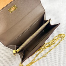 新款爱马仕HERMES kelly 单肩包 。 材质:头层empson 牛皮 尺寸:22*14*6cm 型号:360手 新款爱马仕HERMES kelly 单肩包 。 材质:头层empson 牛皮 尺寸:22*14*6cm 型号:360手