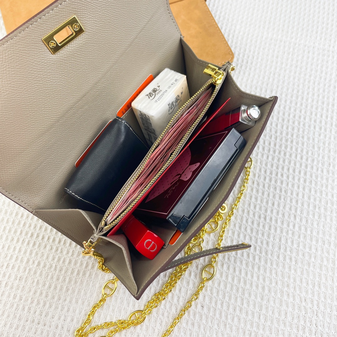 新款爱马仕HERMES kelly 单肩包 。 材质:头层empson 牛皮 尺寸:22*14*6cm 型号:360手 新款爱马仕HERMES kelly 单肩包 。 材质:头层empson 牛皮 尺寸:22*14*6cm 型号:360手