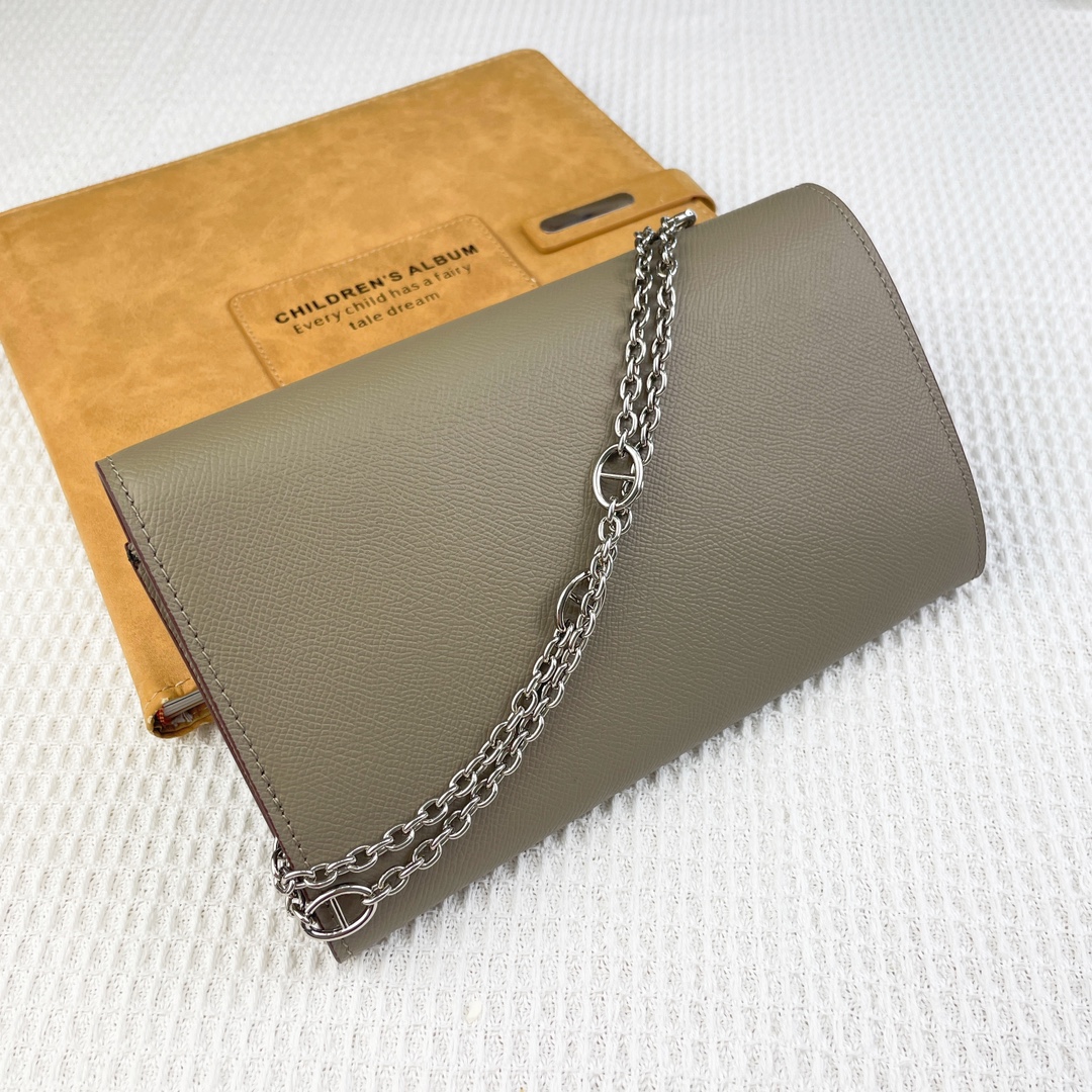 新款爱马仕HERMES kelly 单肩包 。 材质:头层empson 牛皮 尺寸:22*14*6cm 型号:360手 新款爱马仕HERMES kelly 单肩包 。 材质:头层empson 牛皮 尺寸:22*14*6cm 型号:360手
