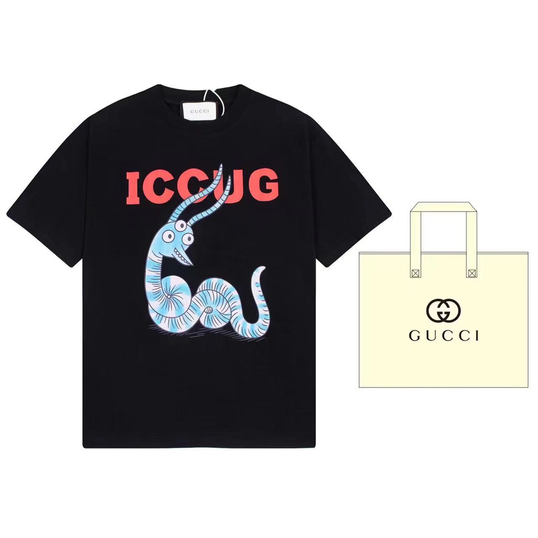 （➕5🉑配手提袋） Gucci 古驰 触角蛇印花短袖 品牌标识与神话动物相映成趣——饰以英国儿童书插画师Freya Hartas创作的版画图案 用讽刺与诗歌为该系列注入值得玩味的细节 原版面料 官方同款 定制240克同缸染面料 手感非常…