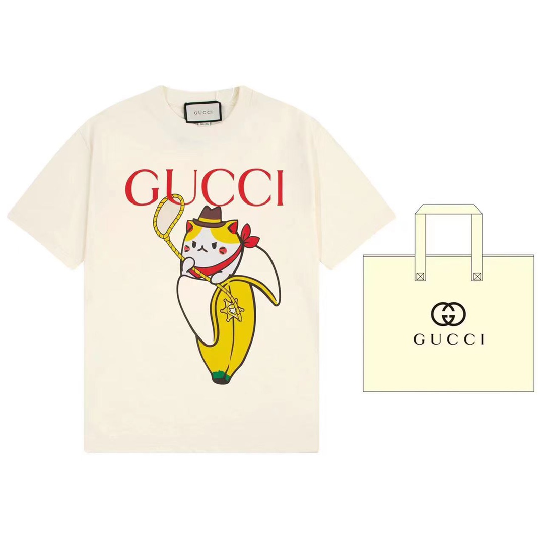 （➕5🉑配手提袋） Gucci 古驰 品牌与Bananya在《古驰爱的进行曲》系列中推出多款合作单品，以彰显充满童趣的设计美学。这只神气活现的猫咪因各种可爱的小恶作剧及与好友们的探险而闻名，它的梦想是希望成为一只独角兽香蕉喵。这款杏色针…