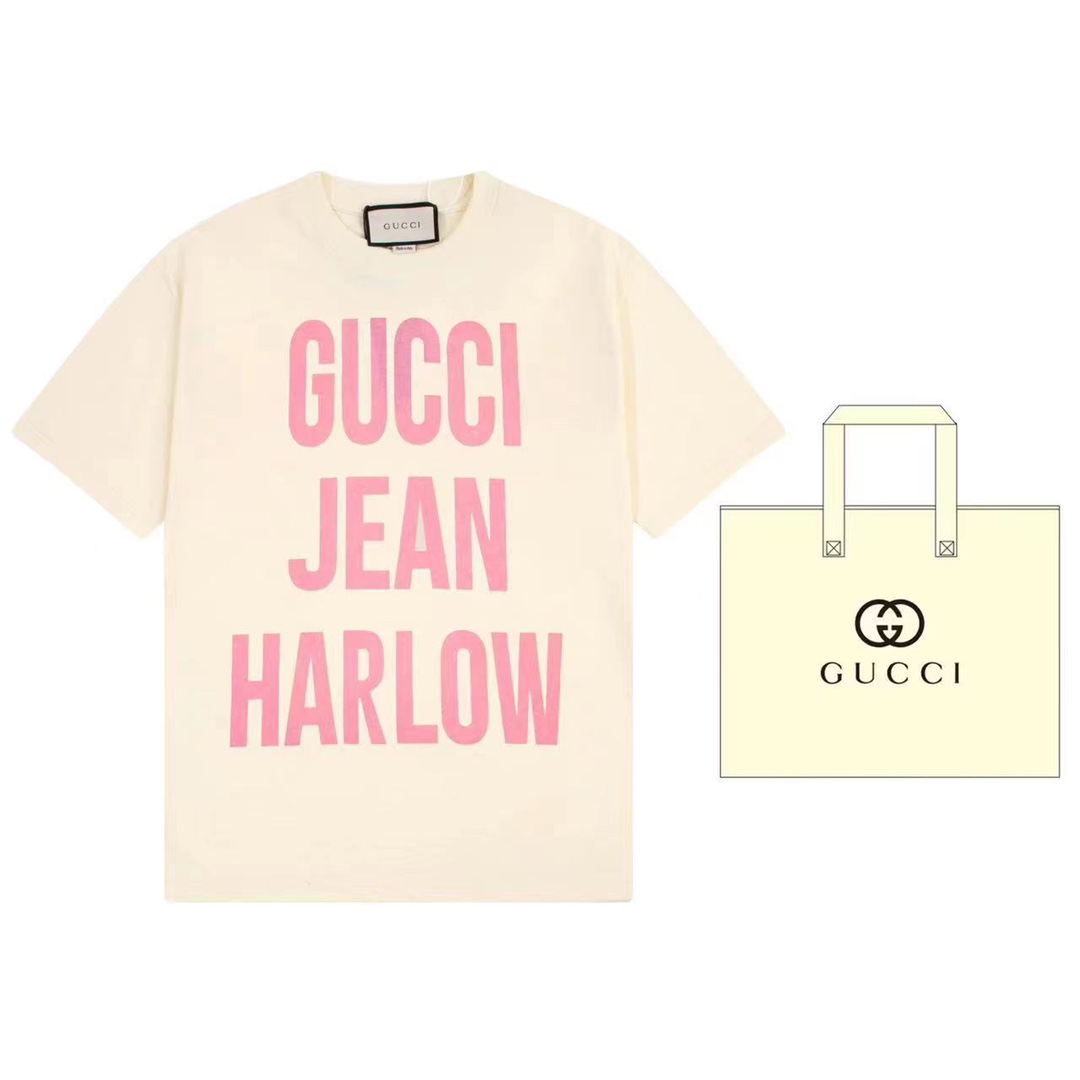 （➕5🉑配手提袋） Gucci 古驰 《古驰爱的进行曲》全新时装系列向在电影行业掀起风靡热潮的都市致敬，这一系列从好莱坞的无限魅力以及流行文化中撷取设计灵感，将这座都市的历史传承与现代魅力和谐糅合。这款T恤采用对比色彩呈现“Gucci …