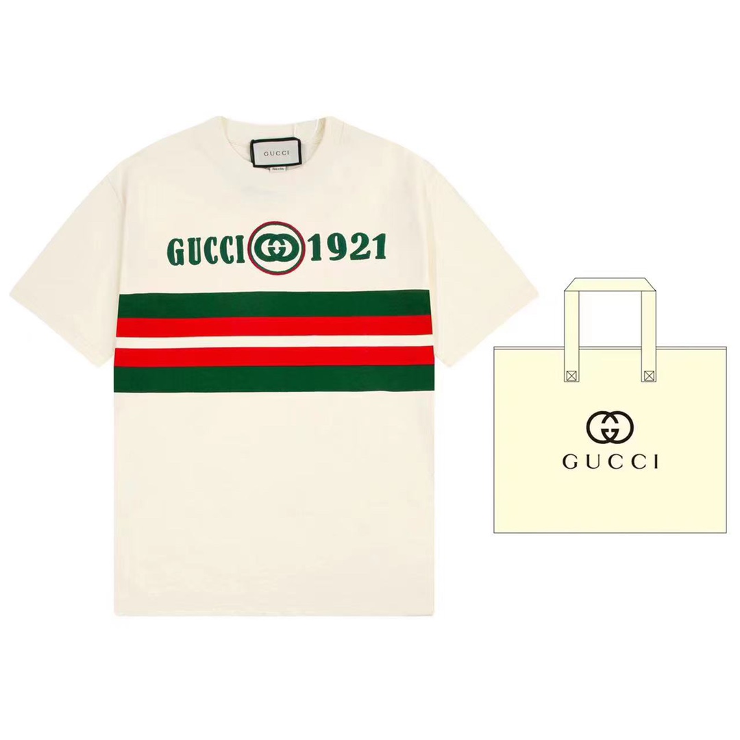 （➕5🉑配手提袋） Gucci 古驰 灵感源自运动装和休闲装的风格元素相互交织，融合Gucci标志性设计符号和学院风元素，演绎经典Gucci单品。这款棉质T恤正面饰有“Gucci 1921”刺绣，搭配互扣式双G贴饰 原版面料 官方同款 …