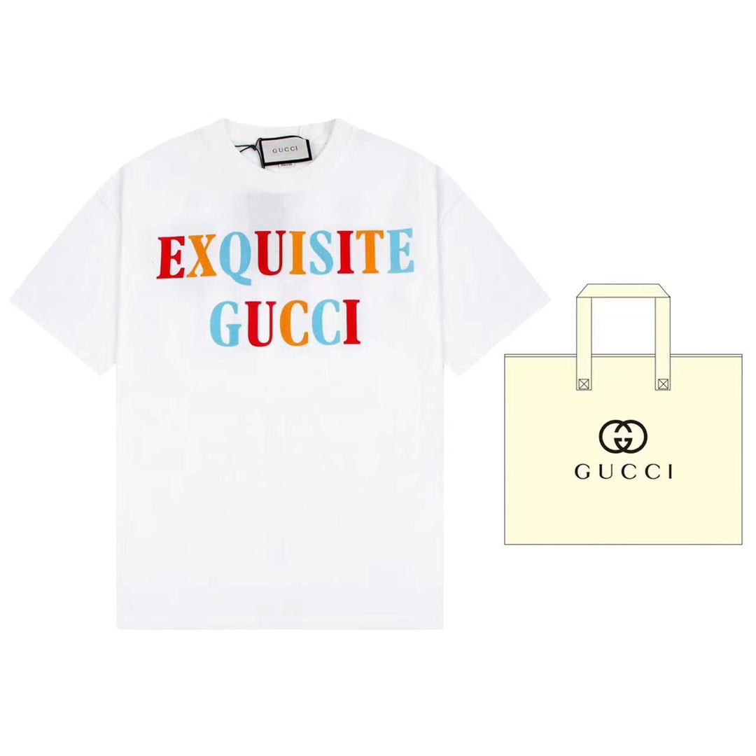 （➕5🉑配手提袋） Gucci 古驰 这款米白色短袖正面印有彩色印花形式的“Exquisite Gucci”系列名。多色图案展现品牌的欢乐美学理念，背面的人物印花为则单品增添俏皮感 原版面料 官方同款 定制240克同缸染面料 手感非常舒…