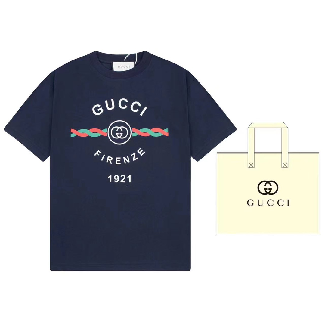 （➕5🉑配手提袋） Gucci 古驰 “Gucci Fircnzc 1921”饰互扣式双G印花短袖 原版面料 官方同款 定制240克同缸染面料 手感非常舒服 春夏最新砖柜同步 OS落肩版型 时尚又个性 超级百搭好看的一款 男女都非常合适…