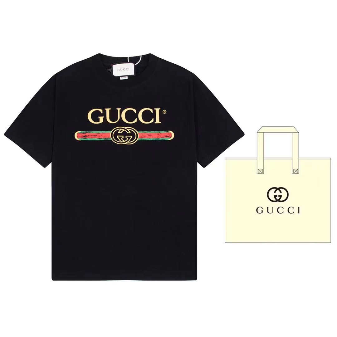 （➕5🉑配手提袋） Gucci 古驰 经典款Gucci标识印花短袖，标识精致升级，灵感源自八十年代复古印花 原版面料 官方同款 定制240克同缸染面料 手感非常舒服 春夏最新砖柜同步 OS落肩版型 时尚又个性 超级百搭好看的一款 男女都…
