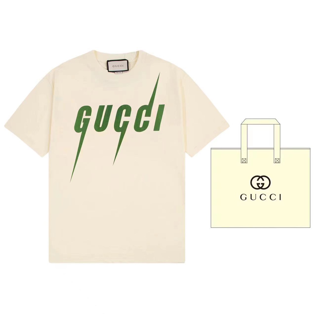 （➕5🉑配手提袋） Gucci 古驰 经典款锋刃印花短袖绿色配色醒目别致，呼应品牌的马术本源 原版面料 官方同款 定制240克同缸染面料 手感非常舒服 春夏最新砖柜同步 OS落肩版型 时尚又个性 超级百搭好看的一款 男女都非常合适 人手…