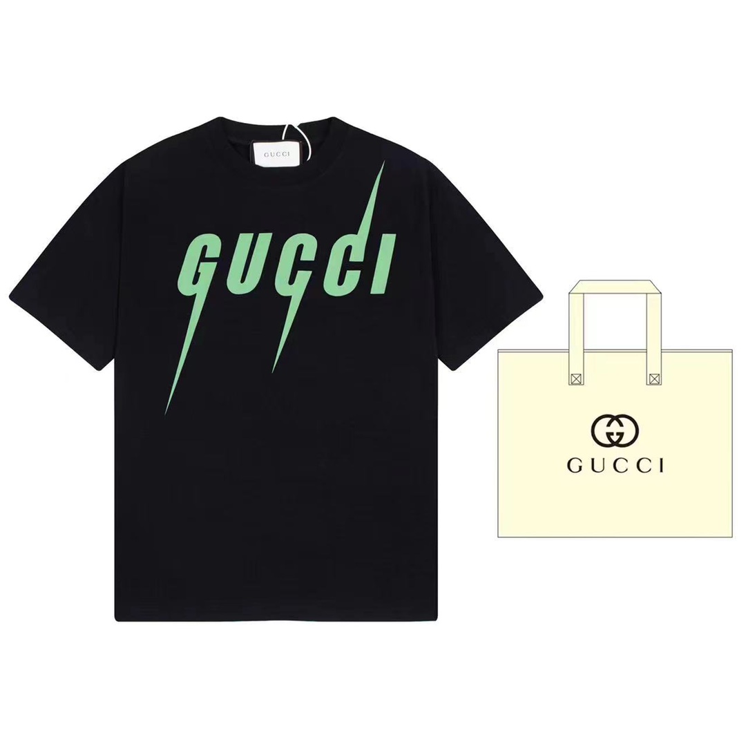 （➕5🉑配手提袋） Gucci 古驰 经典款锋刃印花短袖绿色配色醒目别致，呼应品牌的马术本源 原版面料 官方同款 定制240克同缸染面料 手感非常舒服 春夏最新砖柜同步 OS落肩版型 时尚又个性 超级百搭好看的一款 男女都非常合适 人手…