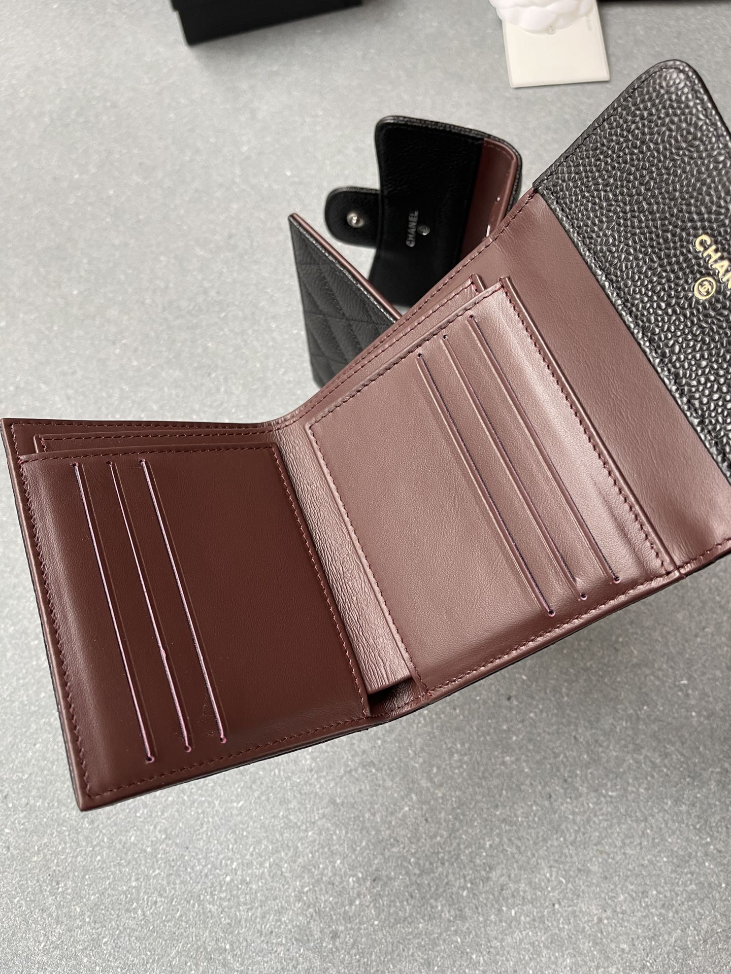 💰580 三折钱包wallet
黑色金扣
尺寸】折起长12高10.5宽2.5𝙘𝙢
包装】盒子 茶花 说明书
经典之作compact wallet ,超级实用的三折钱包,除了超mini包,大多数的mini包都装的下。一共有8个卡位,充足的钞票位,还有一个零钱口袋(在后面),非常好装!
原版鱼子酱牛皮耐看也耐磨,会越用越亮,用上几年感觉还很新的样子。这款在专柜是永不过时+畅销款,在我这儿是千载难逢暴款