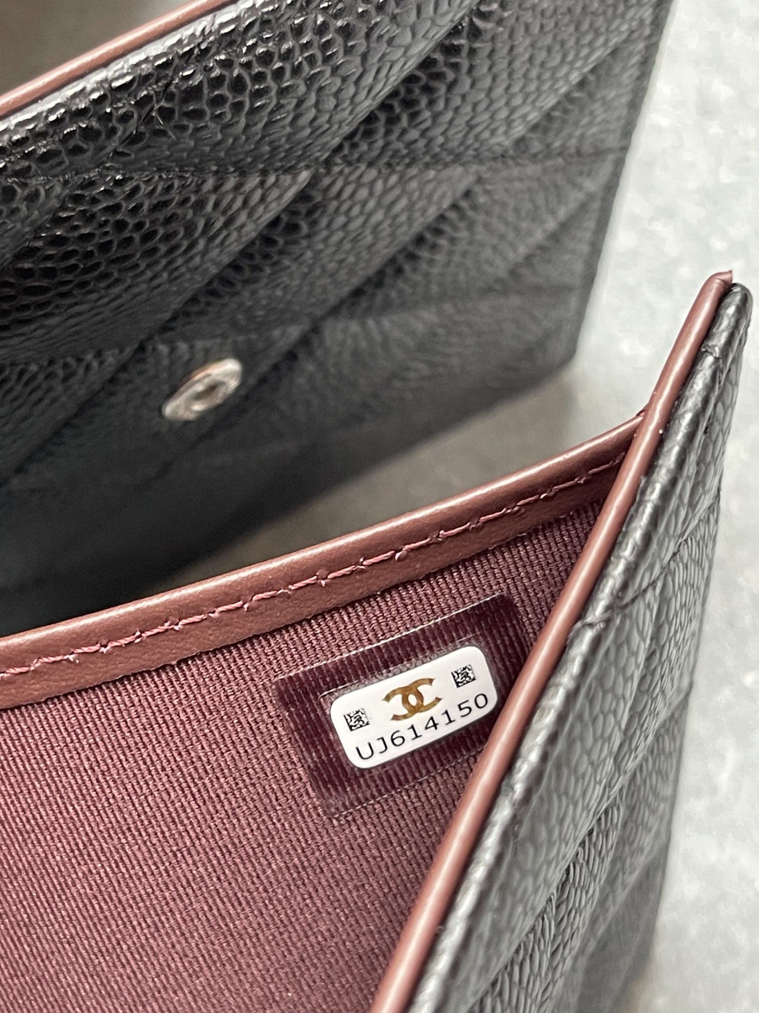 💰580 三折钱包wallet
黑色金扣
尺寸】折起长12高10.5宽2.5𝙘𝙢
包装】盒子 茶花 说明书
经典之作compact wallet ,超级实用的三折钱包,除了超mini包,大多数的mini包都装的下。一共有8个卡位,充足的钞票位,还有一个零钱口袋(在后面),非常好装!
原版鱼子酱牛皮耐看也耐磨,会越用越亮,用上几年感觉还很新的样子。这款在专柜是永不过时+畅销款,在我这儿是千载难逢暴款
