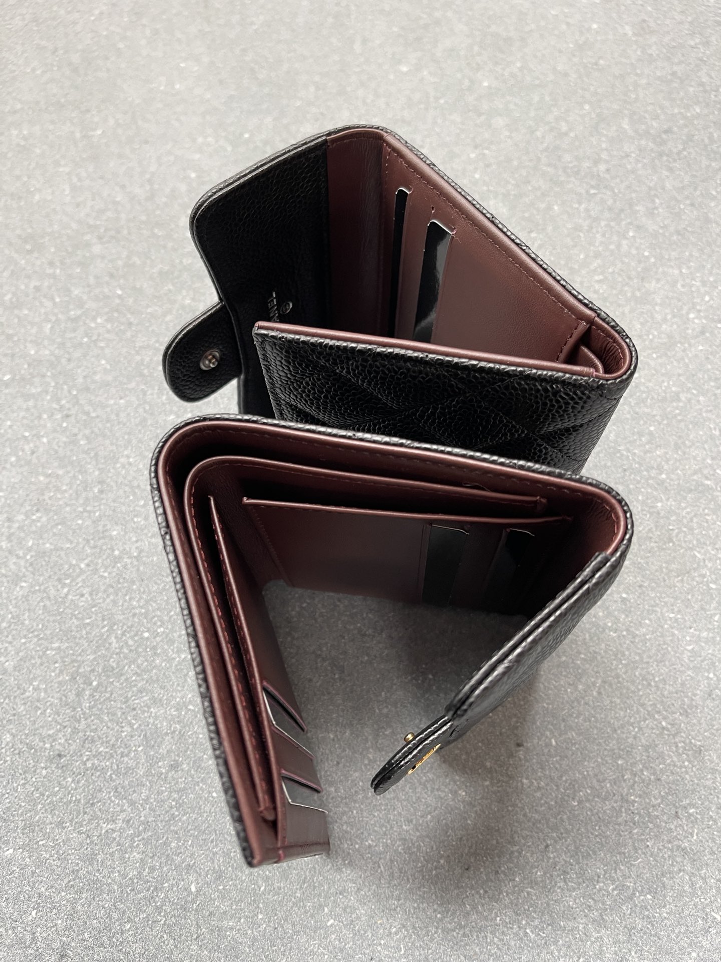 💰580 三折钱包wallet
黑色金扣
尺寸】折起长12高10.5宽2.5𝙘𝙢
包装】盒子 茶花 说明书
经典之作compact wallet ,超级实用的三折钱包,除了超mini包,大多数的mini包都装的下。一共有8个卡位,充足的钞票位,还有一个零钱口袋(在后面),非常好装!
原版鱼子酱牛皮耐看也耐磨,会越用越亮,用上几年感觉还很新的样子。这款在专柜是永不过时+畅销款,在我这儿是千载难逢暴款