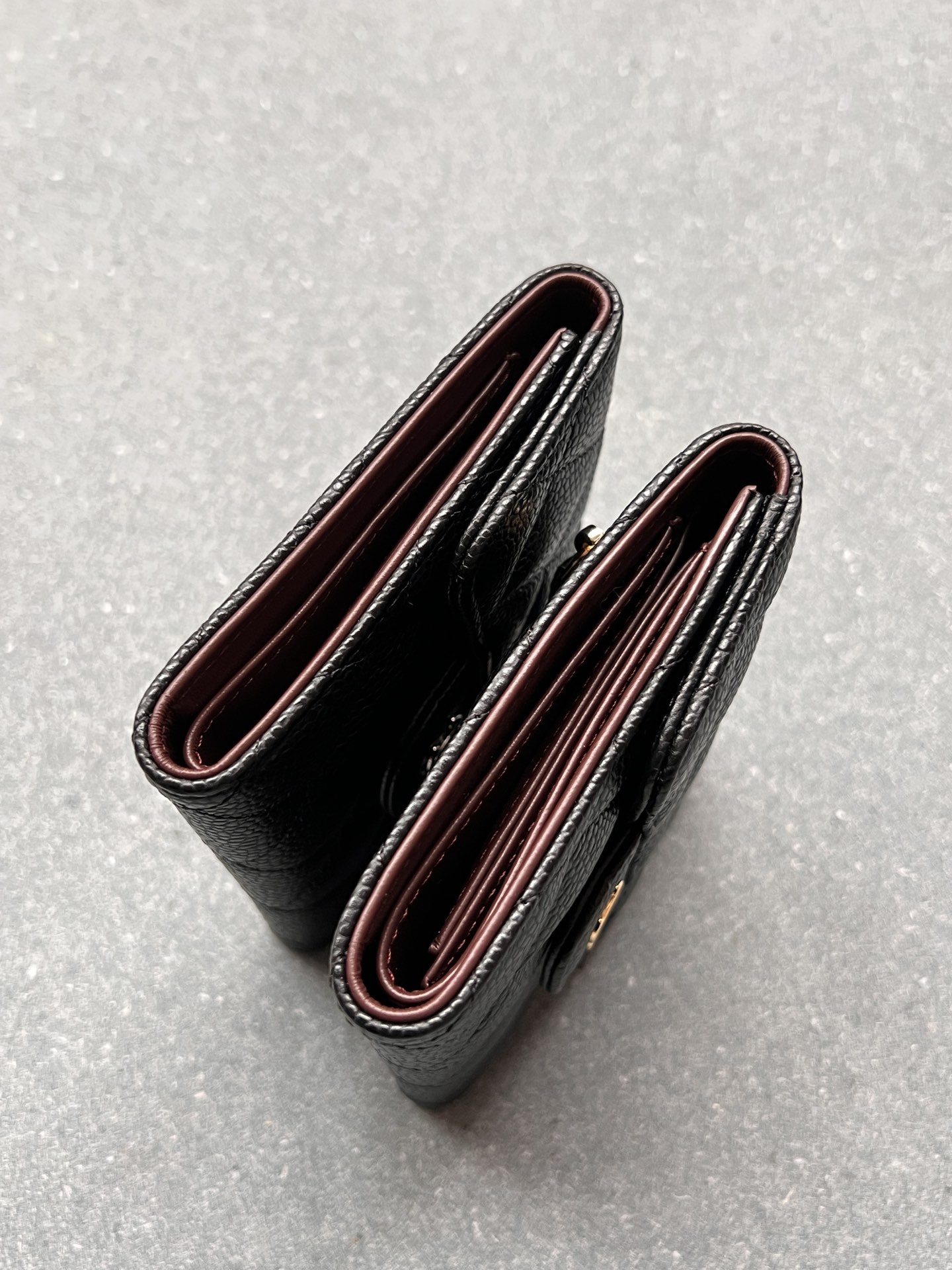 💰580 三折钱包wallet
黑色金扣
尺寸】折起长12高10.5宽2.5𝙘𝙢
包装】盒子 茶花 说明书
经典之作compact wallet ,超级实用的三折钱包,除了超mini包,大多数的mini包都装的下。一共有8个卡位,充足的钞票位,还有一个零钱口袋(在后面),非常好装!
原版鱼子酱牛皮耐看也耐磨,会越用越亮,用上几年感觉还很新的样子。这款在专柜是永不过时+畅销款,在我这儿是千载难逢暴款