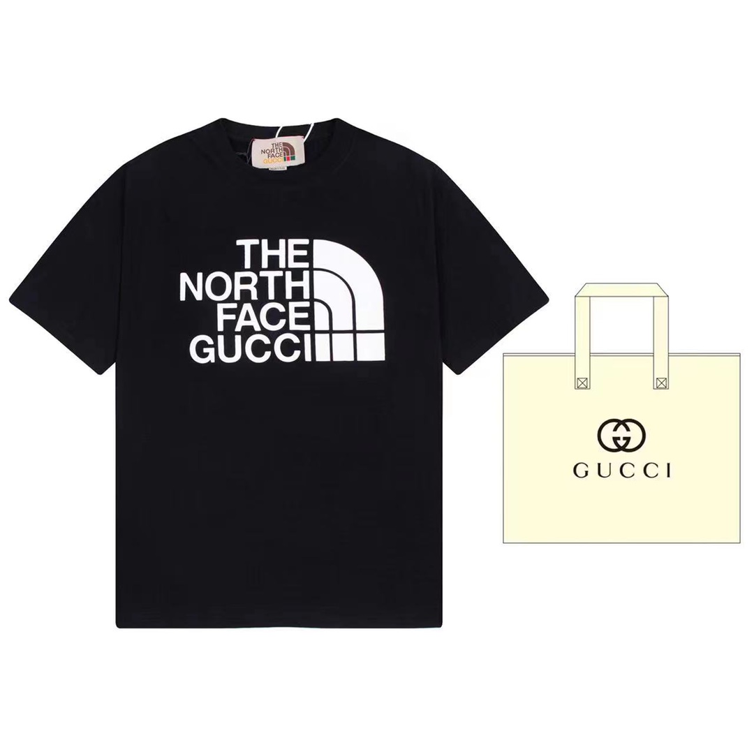 (+5 con bolsa de mano) Gucci The North Face y Gucci comparten una historia y valores similares, y mantienen el mismo es…