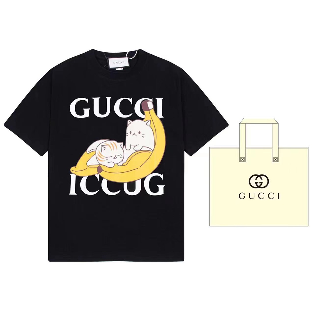 （➕5🉑配手提袋） Gucci 古驰 Gucci x Bananya 联名款Logo香蕉小猫卡通印花短袖 原版面料 官方同款 定制240克同缸染面料 手感非常舒服 春夏最新砖柜同步 OS落肩版型 时尚又个性 超级百搭好看的一款 男女都非…