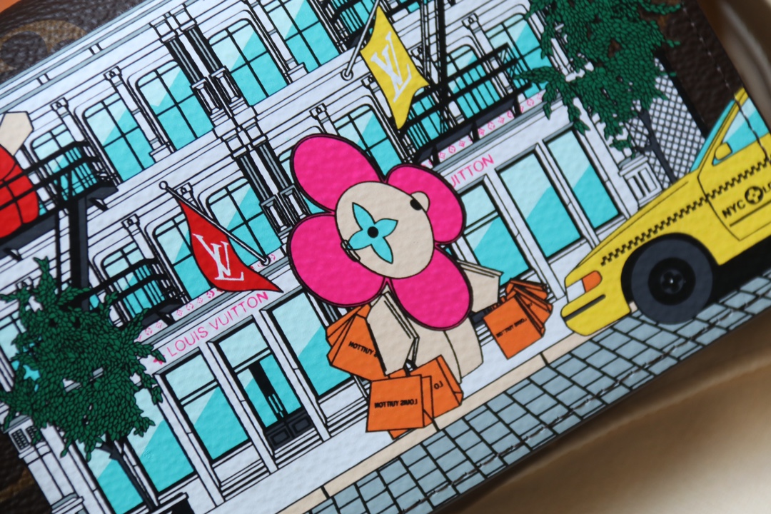 Louis Vuitton 独家 M82008这款Sarah钱包采用Damier Ebene帆布制作