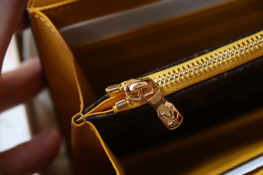 Louis Vuitton 独家 M82008这款Sarah钱包采用Damier Ebene帆布制作