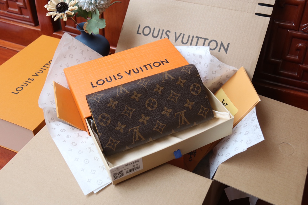 Louis Vuitton 独家 M82008这款Sarah钱包采用Damier Ebene帆布制作