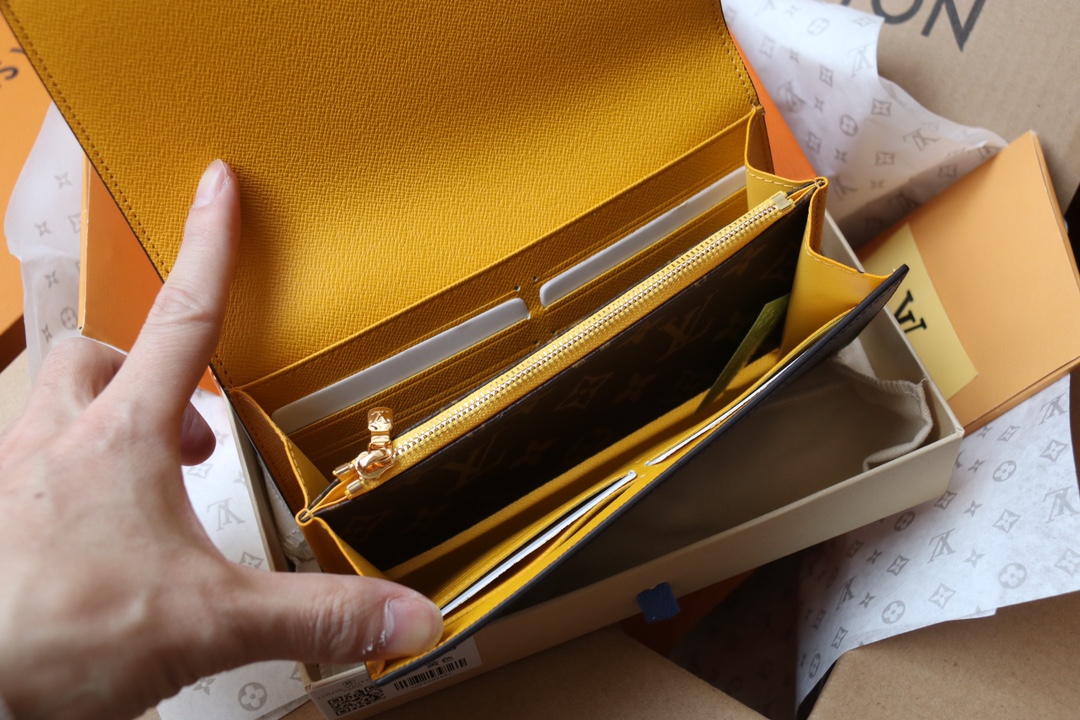 Louis Vuitton 独家 M82008这款Sarah钱包采用Damier Ebene帆布制作