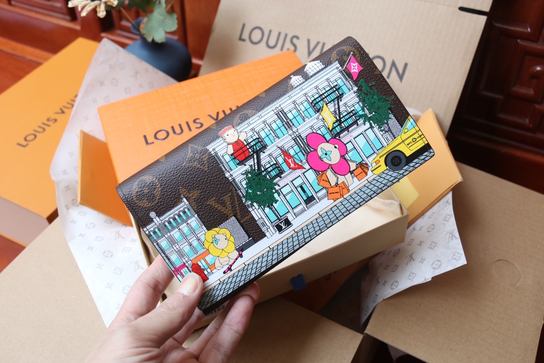 Louis Vuitton 独家 M82008这款Sarah钱包采用Damier Ebene帆布制作