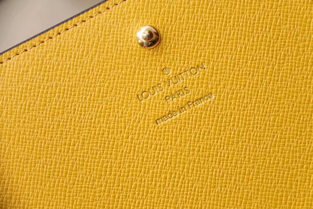 Louis Vuitton 独家 M82008这款Sarah钱包采用Damier Ebene帆布制作