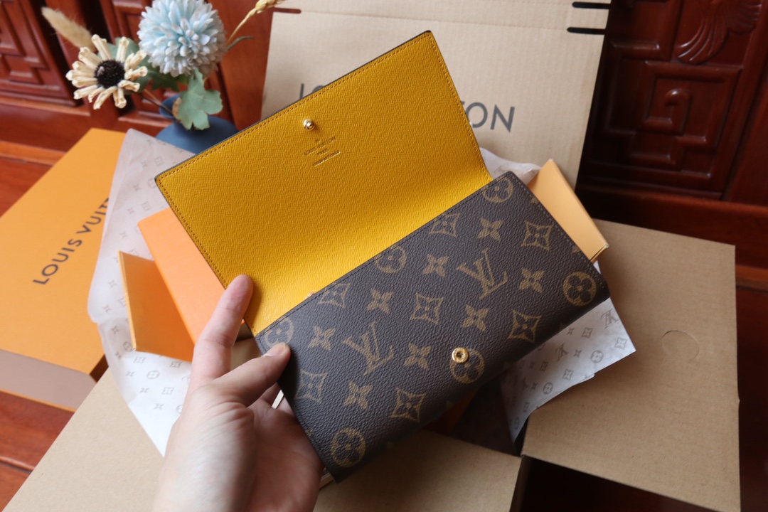 Louis Vuitton 独家 M82008这款Sarah钱包采用Damier Ebene帆布制作