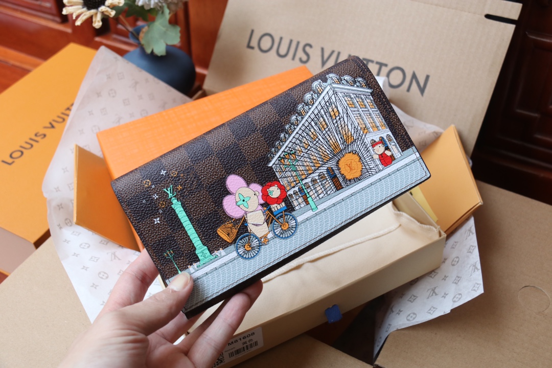 Louis Vuitton 独家 M63551这款Sarah钱包采用Damier Ebene帆布制作