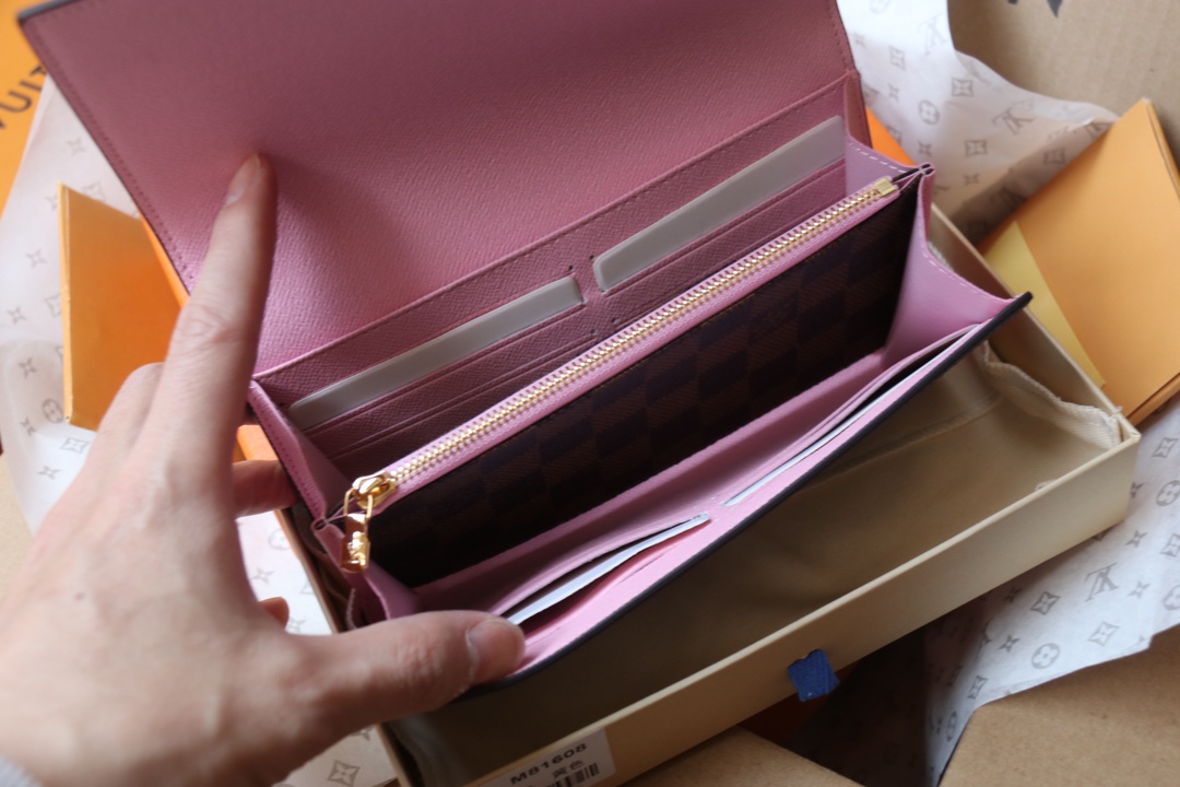 Louis Vuitton 独家 M63551这款Sarah钱包采用Damier Ebene帆布制作