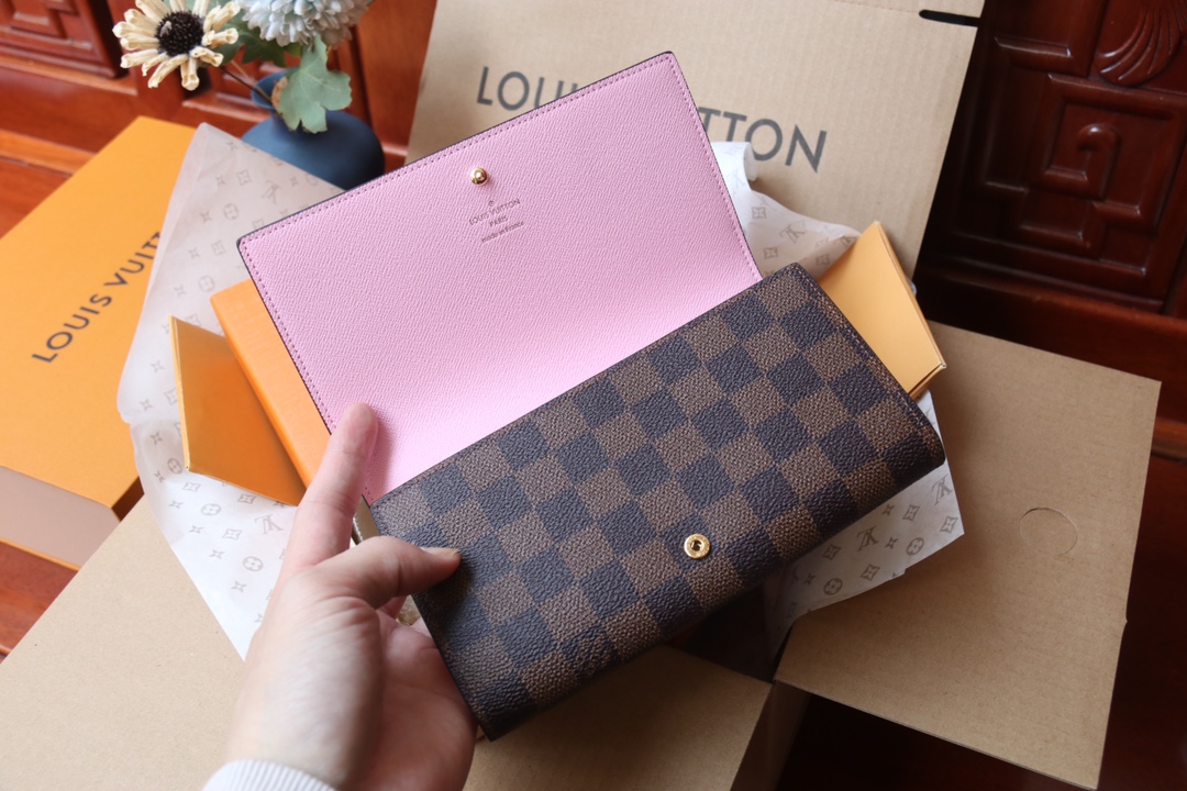 Louis Vuitton 独家 M63551这款Sarah钱包采用Damier Ebene帆布制作