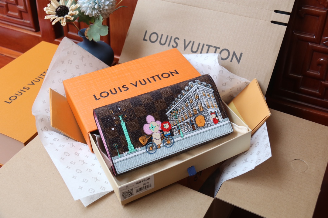 Louis Vuitton 独家 M63551这款Sarah钱包采用Damier Ebene帆布制作