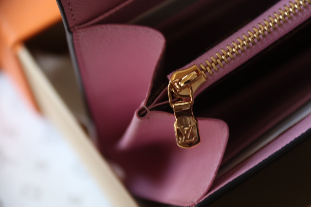 Louis Vuitton 独家 M63551这款Sarah钱包采用Damier Ebene帆布制作